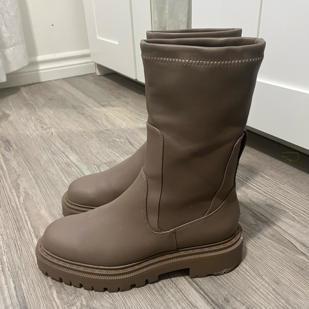 Lug Sole Boots size 39 / 8.5